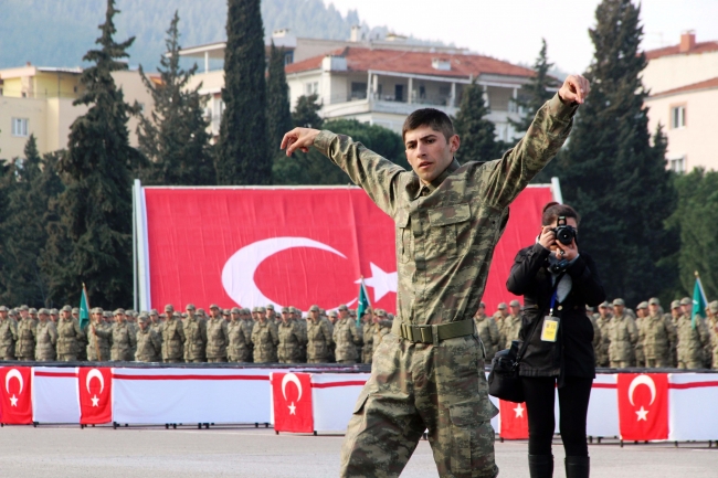 Komandolardan zeybek, horon ve halay performansı